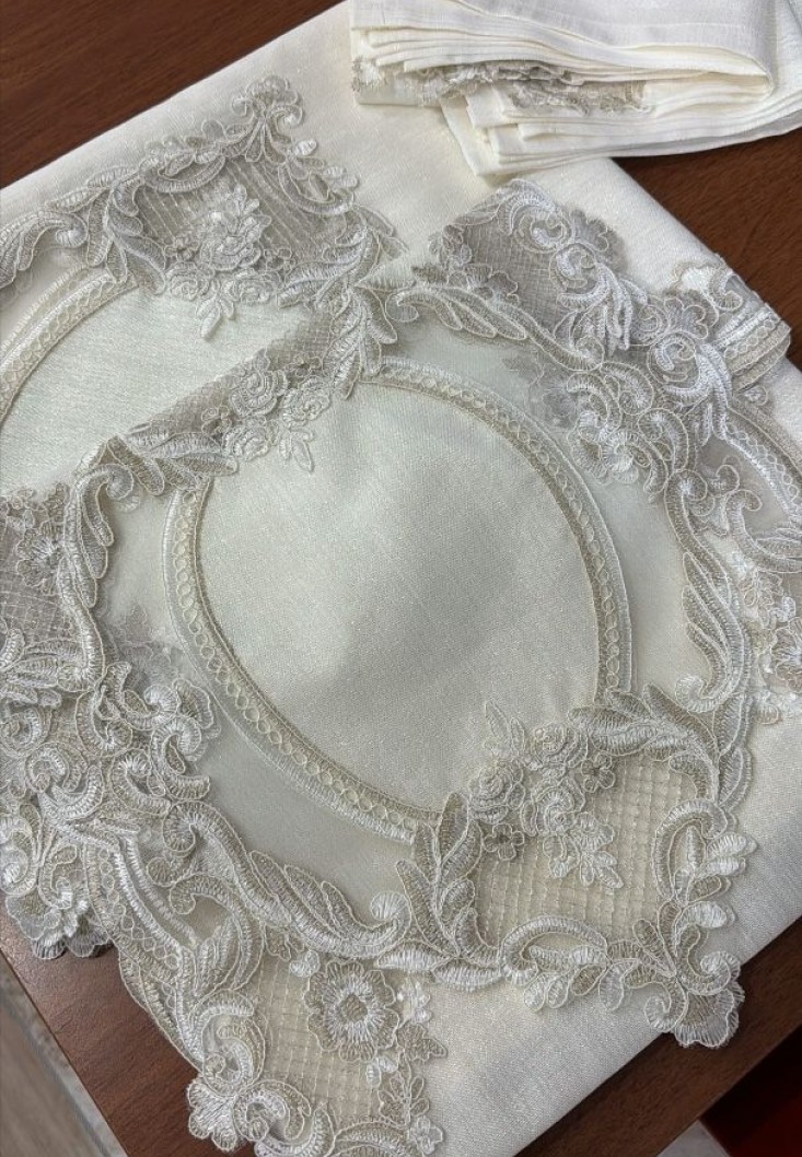 Şenay Gold işlemeli 26 parça masa örtüsü takımı